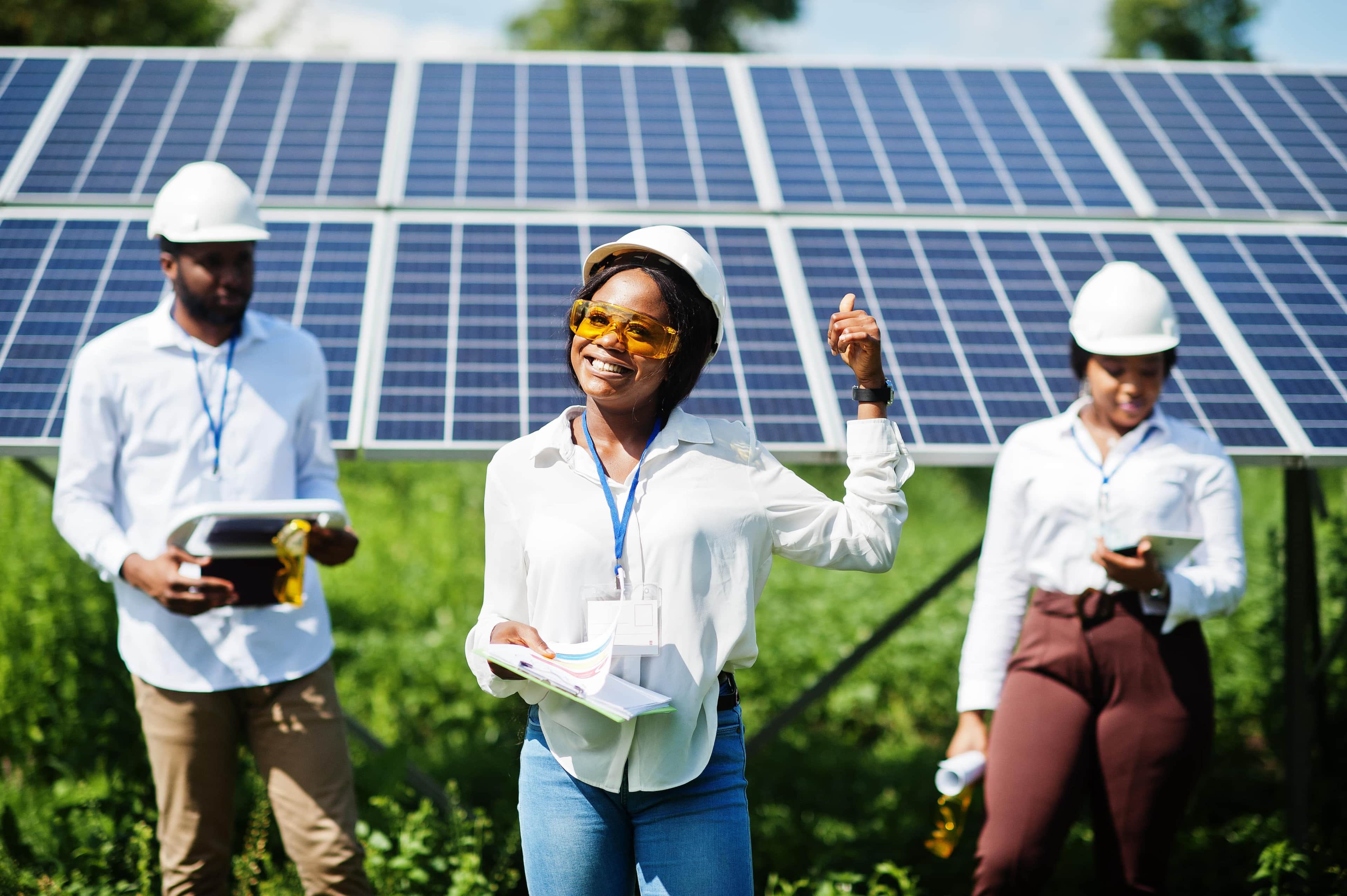 un-technicien-afro-americain-verifie-l-entretien-des-panneaux-solaires-groupe-de-trois-ingenieurs-noirs-reunis-a-la-station-solaire-min